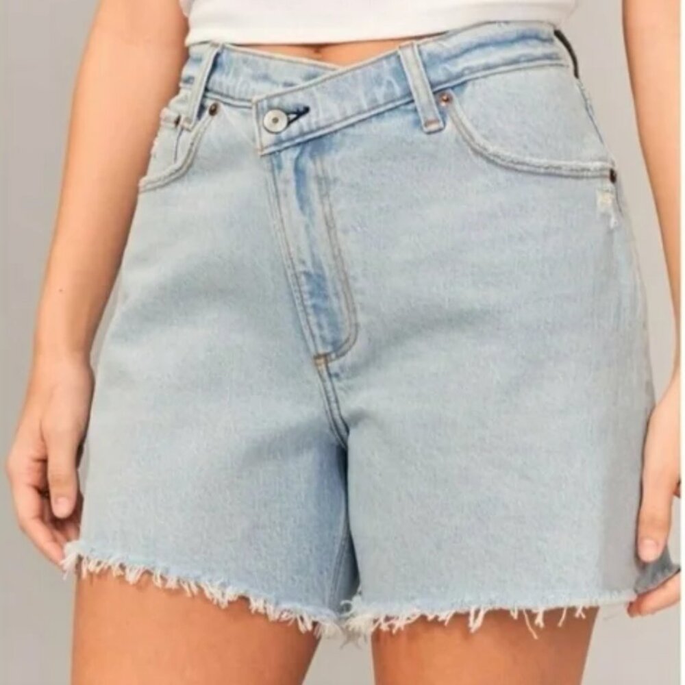 Abercrombie & Fitch Curve Love Dad short. Asymmetrical criss-cross waist